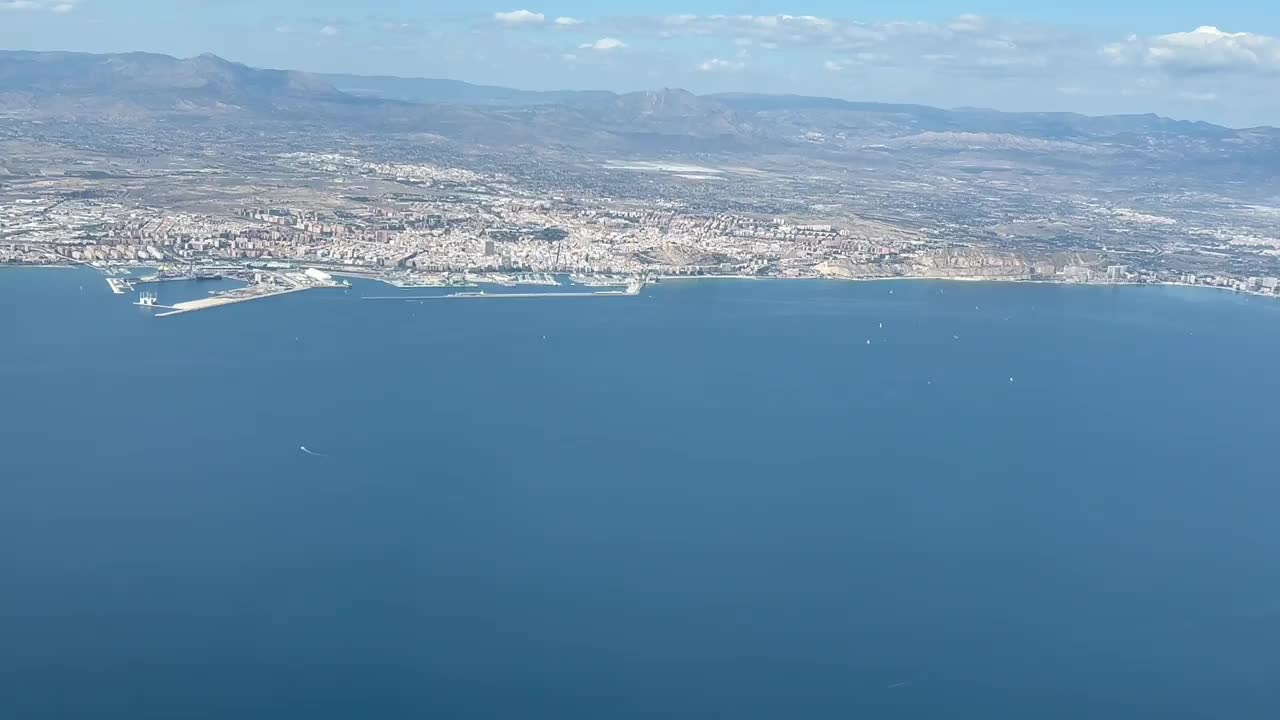 从飞机机舱拍摄的地中海沿岸西班牙东南部阿利坎特市鸟瞰图。白天4 k。视频素材