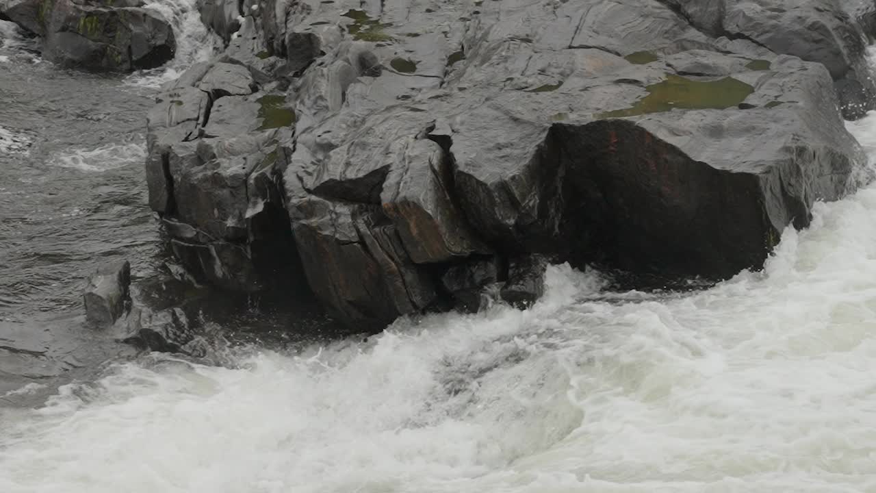 在爱沙尼亚，湍急的河流冲击着岩石海岸视频素材