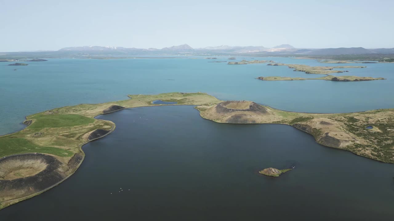 Mývatn，风景如画的湖。Skútustaðagígar，被称为伪陨石坑视频素材