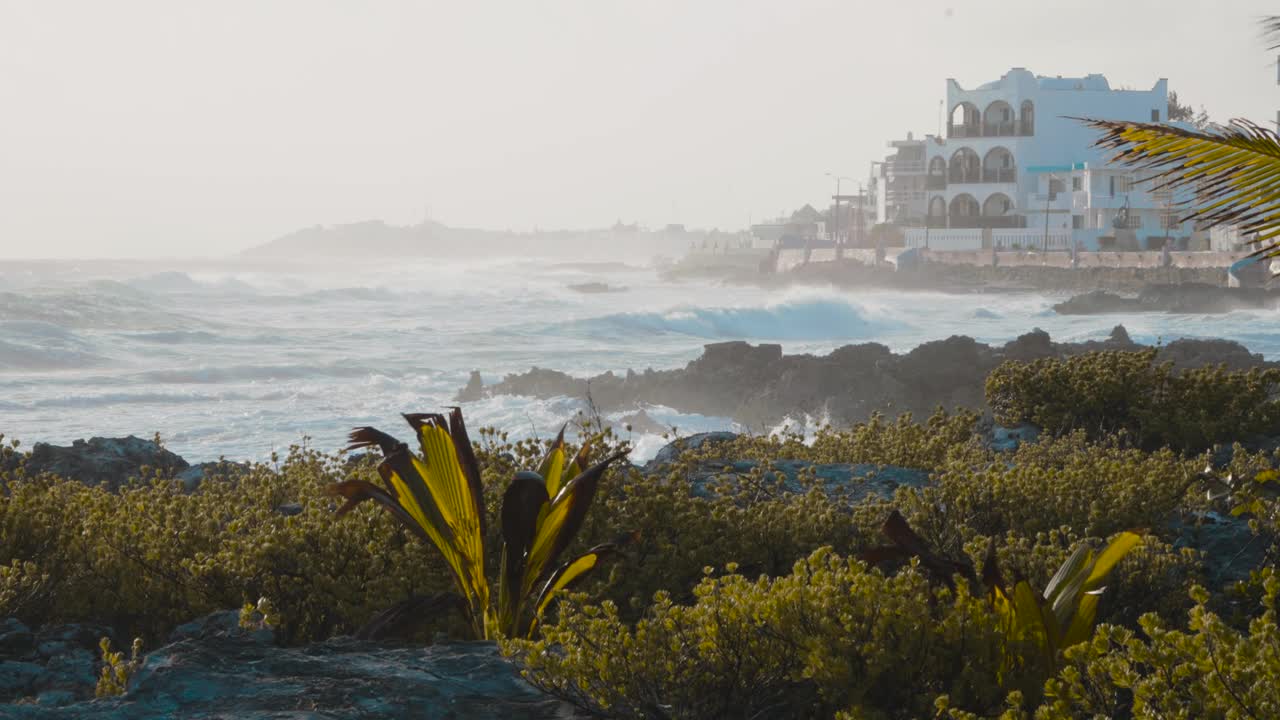 拍摄的大浪涌向海岸线从Isla Mujeres海洋白天视频素材