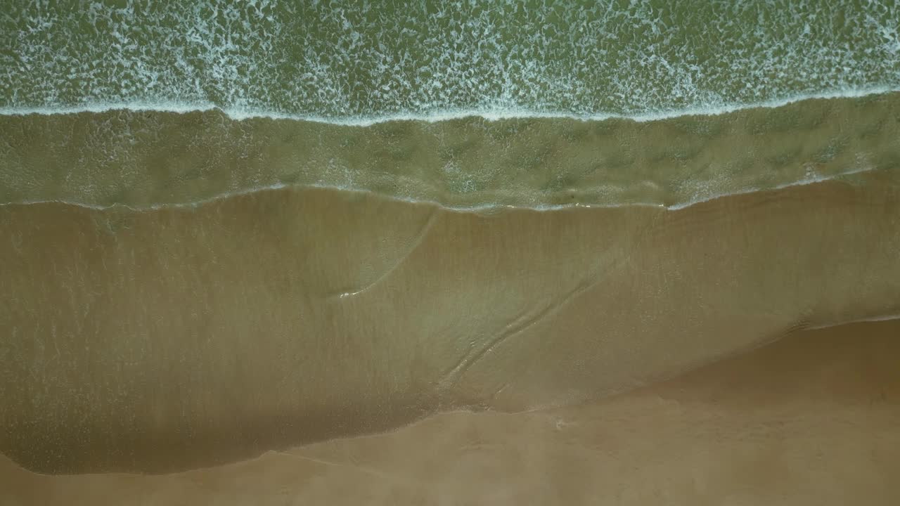 海浪拍打着沙滩视频素材