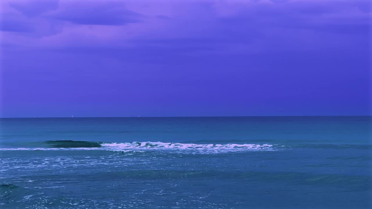 多风的海景和天空的波浪视频素材