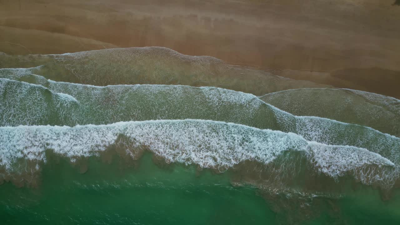 海浪拍打着沙滩视频素材