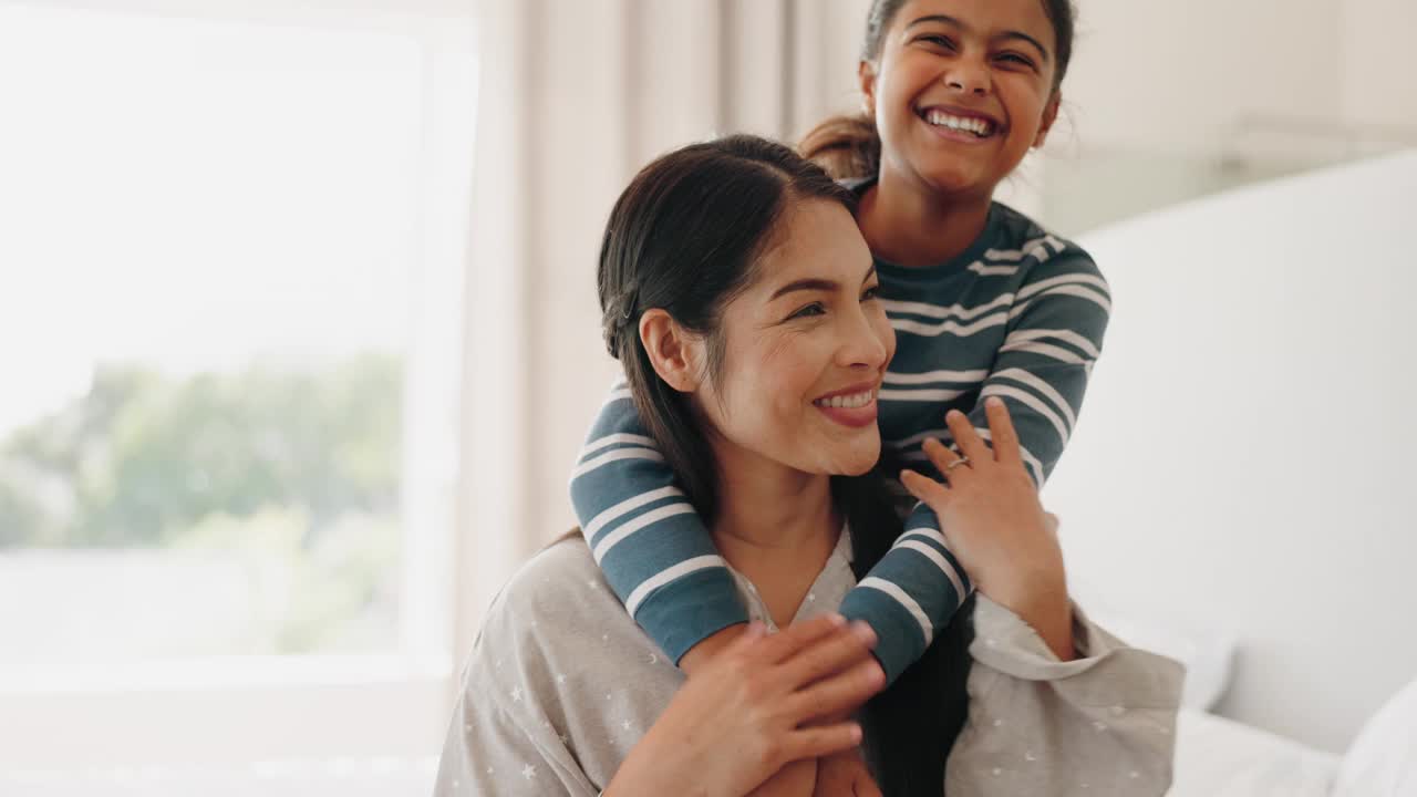 妈妈，女孩，在床上抱着微笑，在家里早上带着家人的爱和关怀。妈妈，年幼的孩子和快乐的在一个卧室里的孩子的支持与青春和乐趣一起在一个房子里视频素材