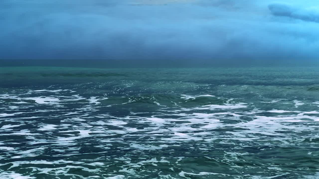 多风的海景和暴风雨天空上的海浪视频素材