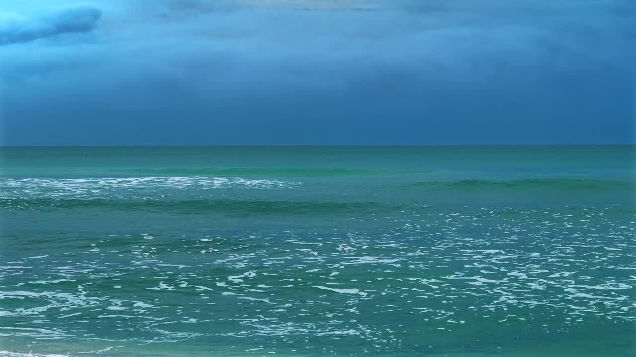 多风的海景和暴风雨天空上的海浪视频素材