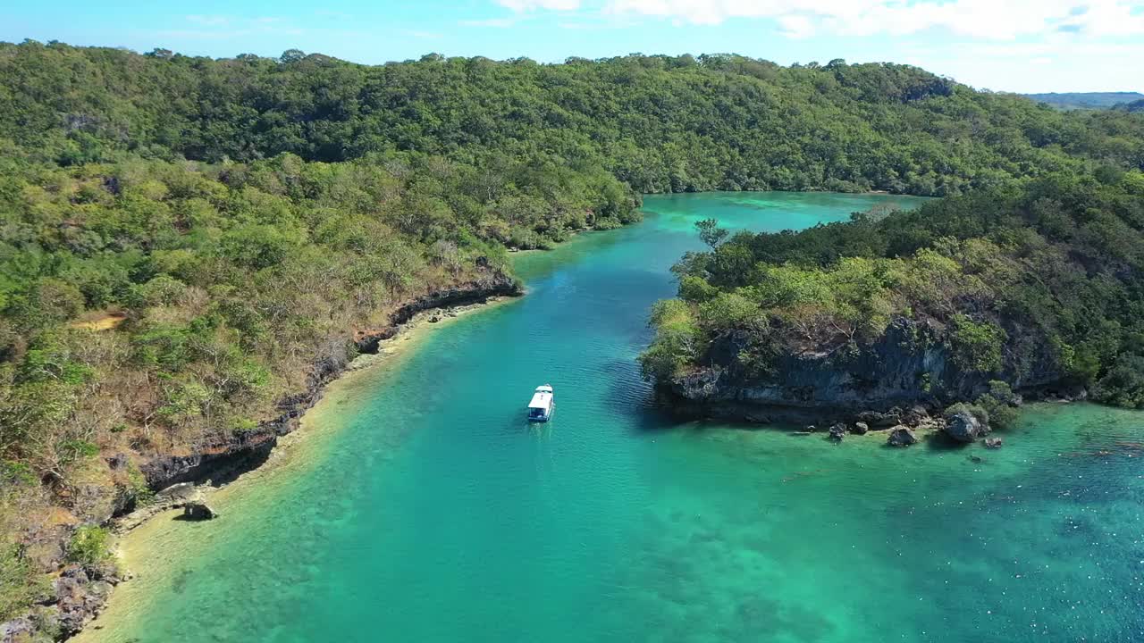 俯视图或鸟瞰美丽的岛屿白色沙滩与船在热带岛屿的夏天视频素材