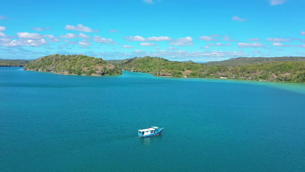 漂浮在海上的船，宁静的蓝色海洋和美丽的岛屿视频素材