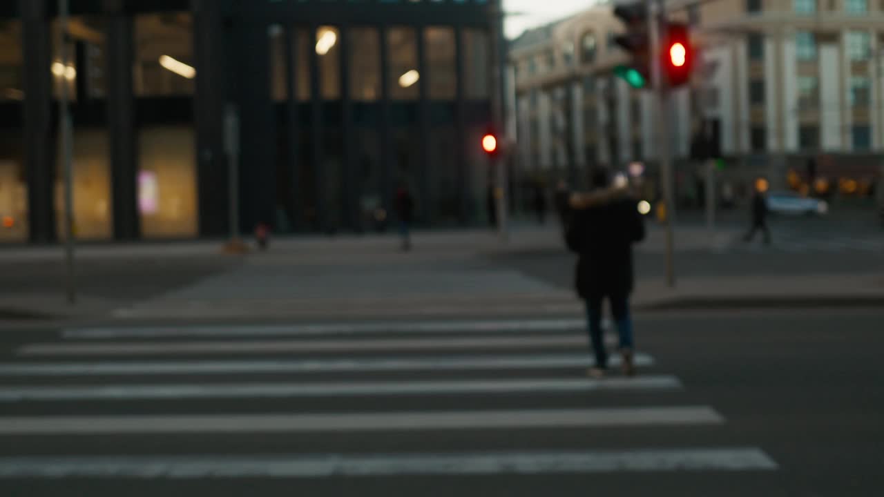 夜景模糊的身影在黑暗的城市灯光中穿过街道视频素材