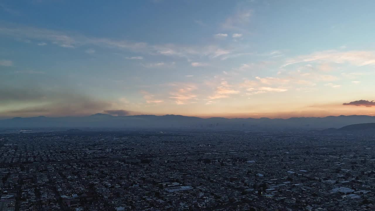 从墨西哥城大都市区的Ecatepec看到的墨西哥城的超视距视频素材