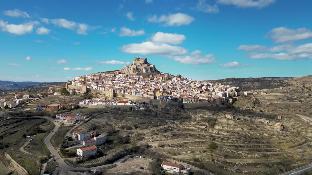 莫雷拉市的电影鸟瞰图。古城墙位于西班牙瓦伦西亚社区Castellón省的山顶上。视频素材