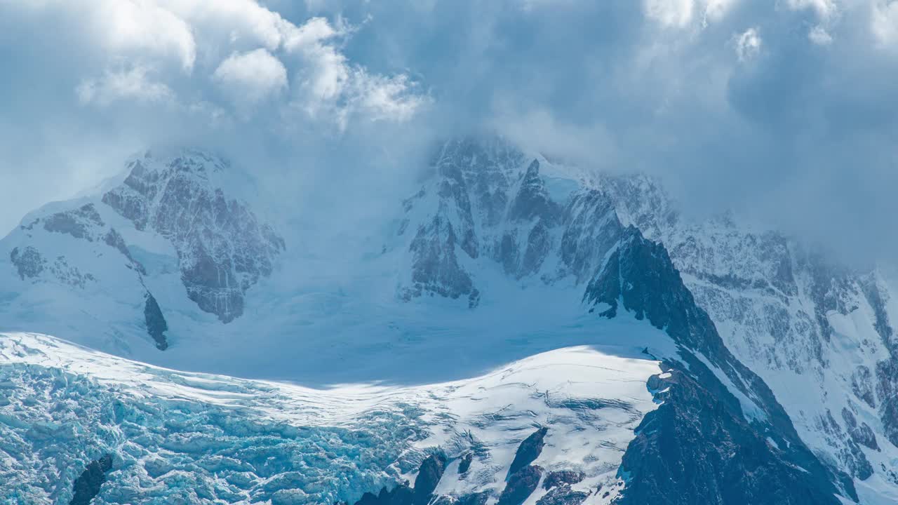 在阿根廷El Chalten的Torre泻湖，雪景中的Cerro Torre山，冰川和厚厚的云层。视频素材