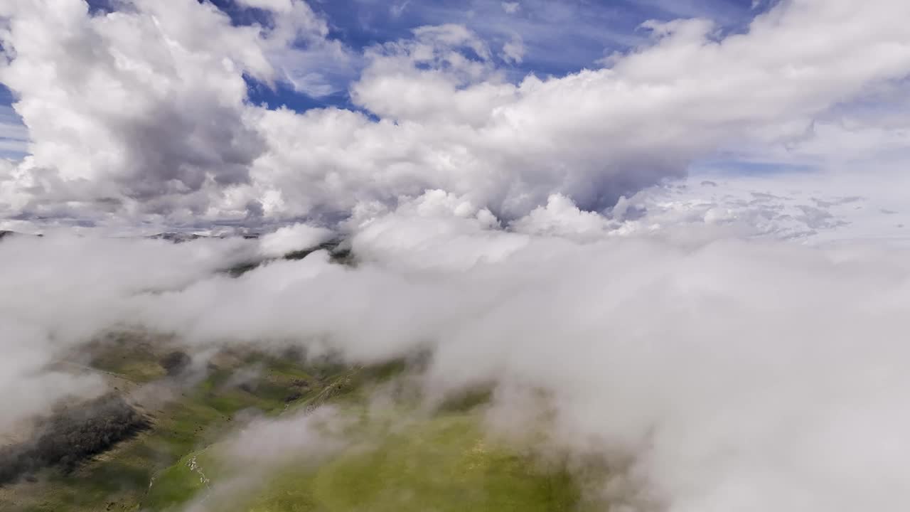 视频夏天山的背景。视频素材