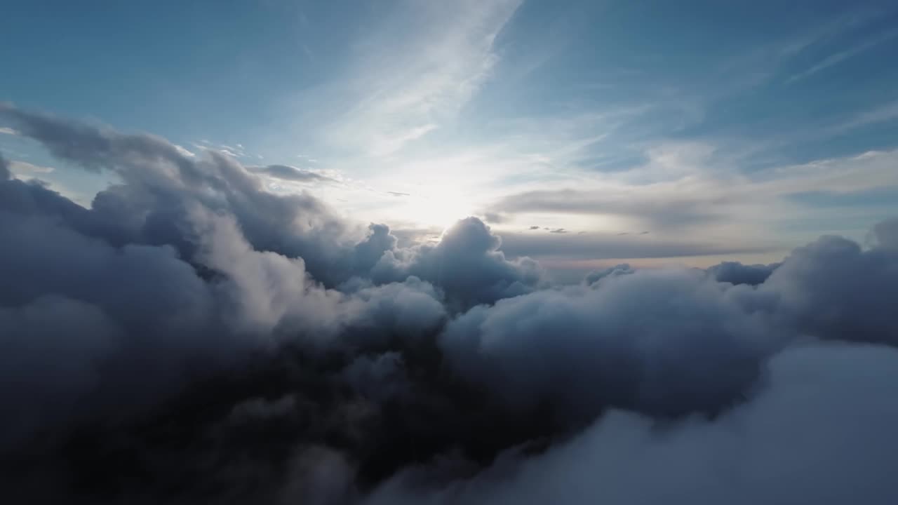 鸟瞰图在云层上平稳地飞行。日落前飞行员在真实飞行中的视角。迷人的眼神。独特的外观。cloudscape视频素材