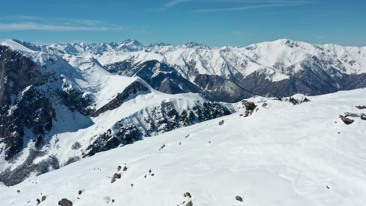 蓝天下白雪覆盖的山峰令人叹为观止的鸟瞰图视频素材