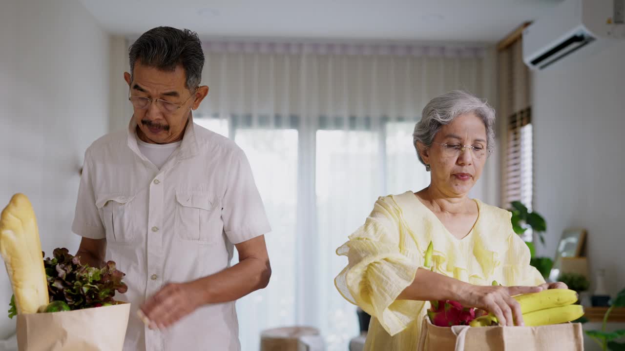 老夫妇拥抱烹饪的乐趣-家庭幸福场景。视频素材