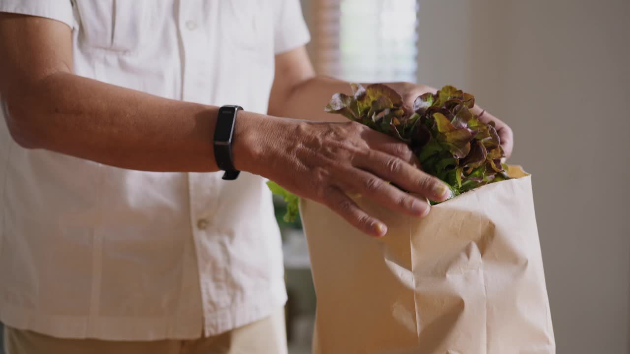 退休厨房仪式:老人准备新鲜的素食餐。视频素材