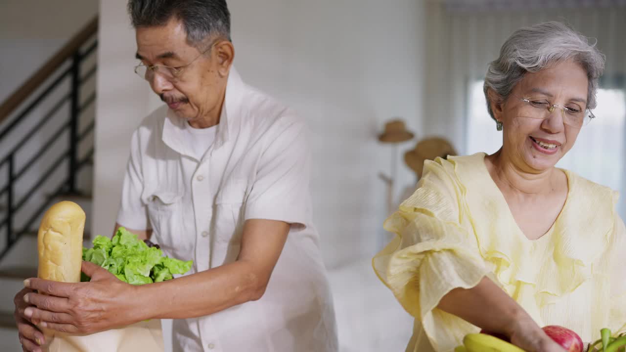 庆祝爱与健康:老夫妇一起享受烹饪。视频素材