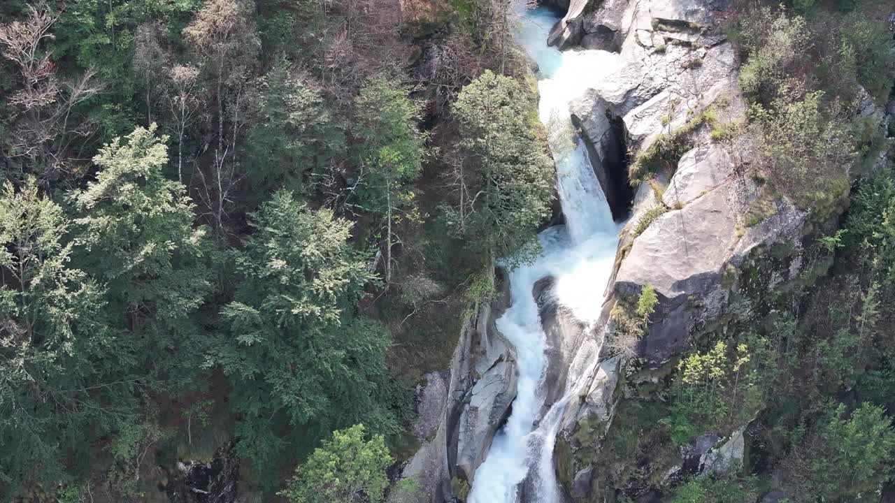 福尔格里奥瀑布在岩浆岩中层叠而下，从空中俯瞰视频素材