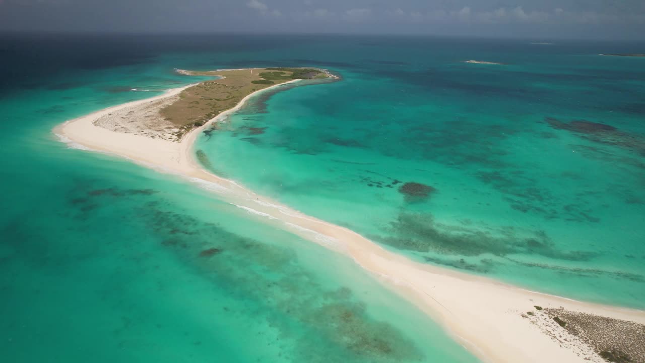 沙地峡上的瓜岛，洛斯罗克与蓝绿色的海在二月，鸟瞰图视频素材