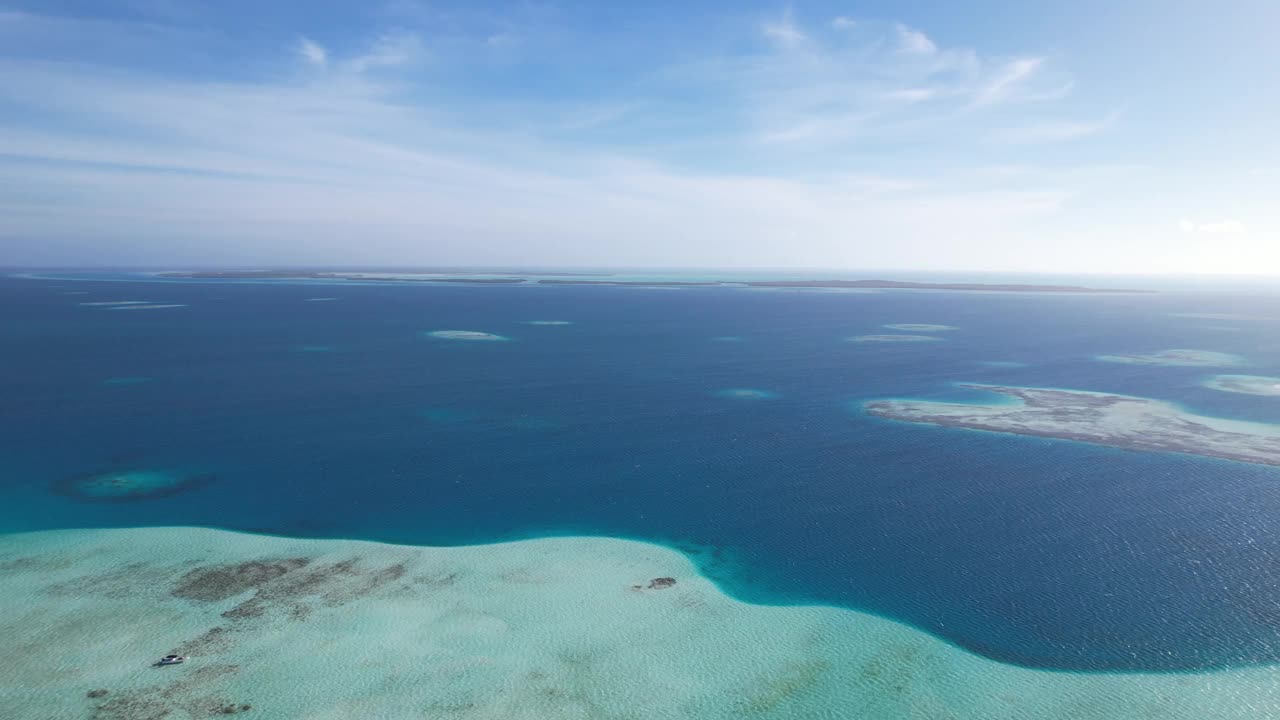 洛斯罗克与清澈的绿松石水和全景扫描，鸟瞰图视频素材