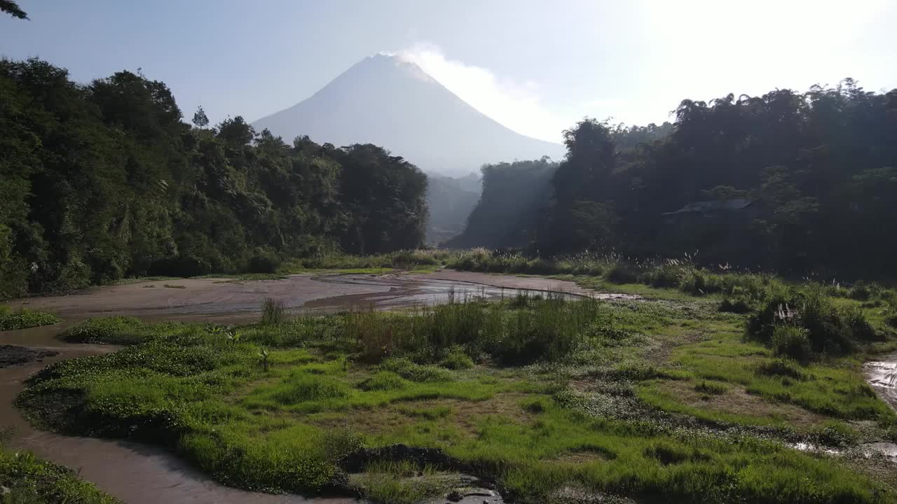 从空中俯瞰奇异而神圣的默拉皮火山。你可以看到悬崖、水坝和水坑。很适合电影。视频素材