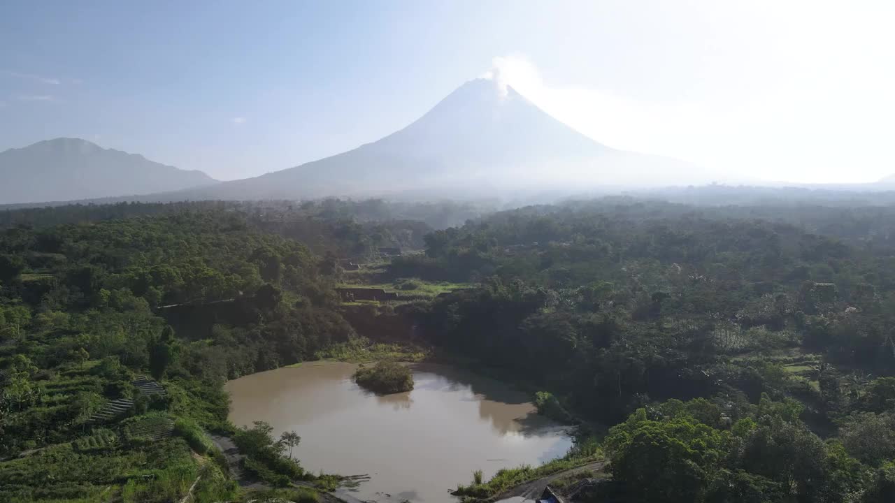 从空中俯瞰奇异而神圣的默拉皮火山。你可以看到悬崖、水坝和水坑。很适合电影。视频素材