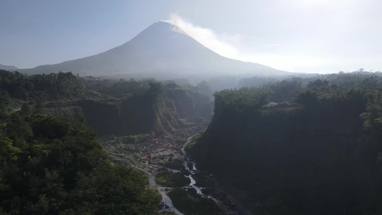 从空中俯瞰奇异而神圣的默拉皮火山。你可以看到悬崖、水坝和水坑。很适合电影。视频素材