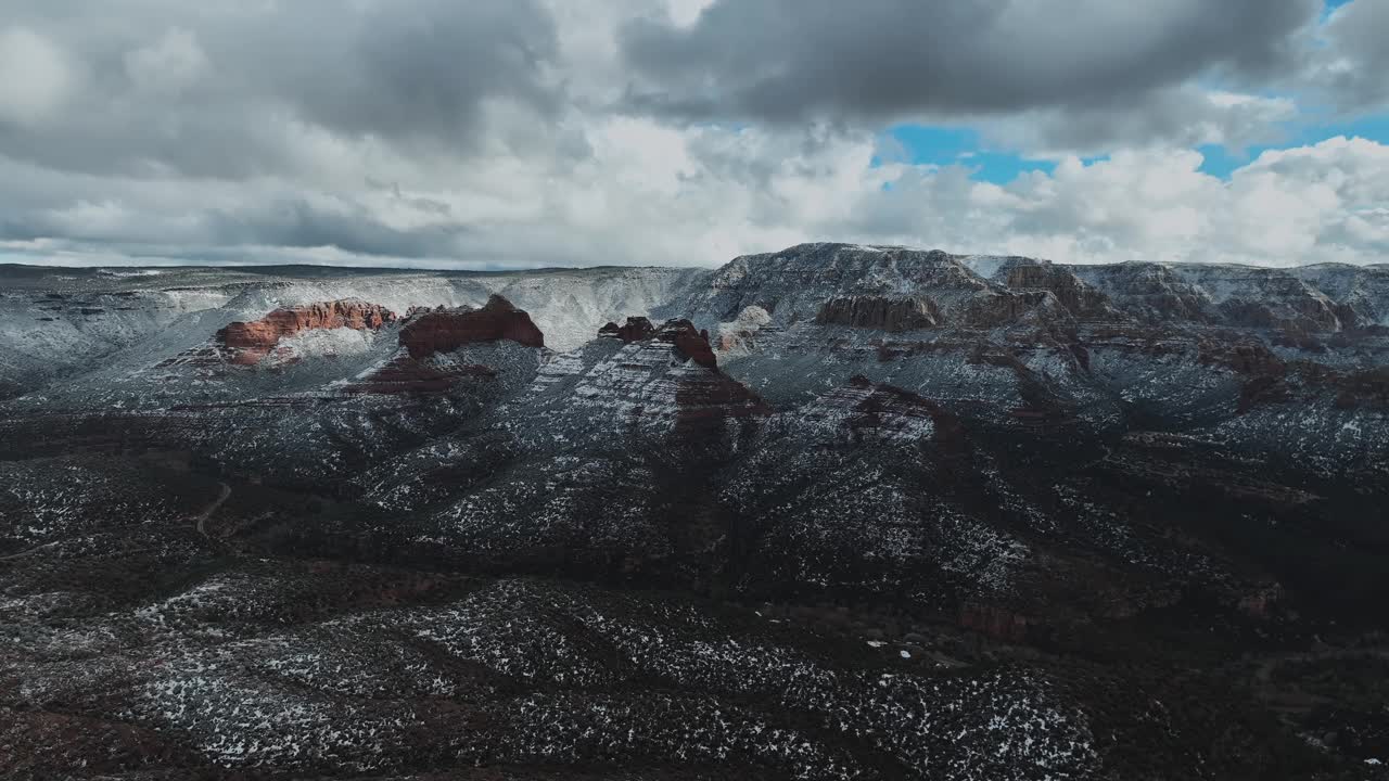 全景鸟瞰红岩峡谷覆盖在雪在塞多纳，亚利桑那州。视频素材