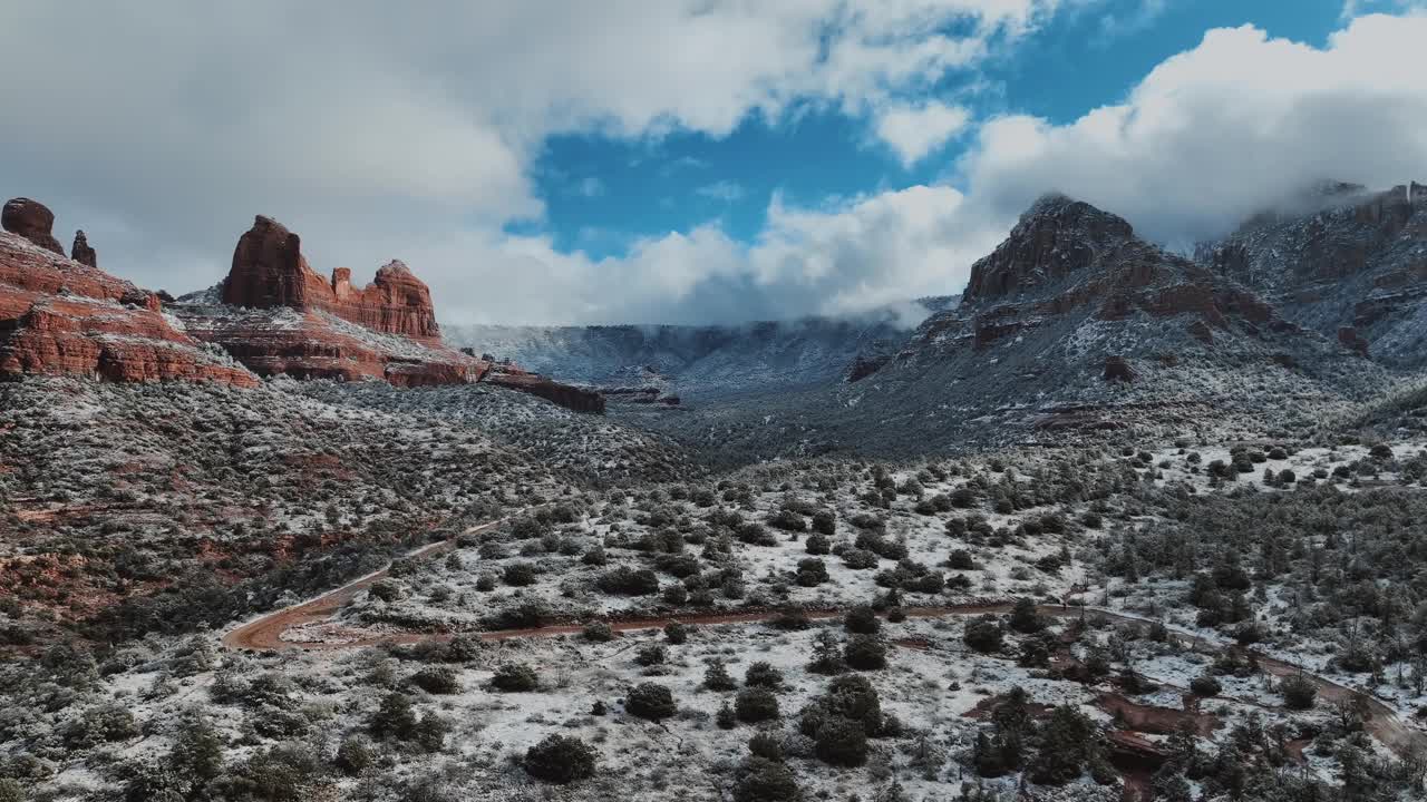 美国亚利桑那州冬日的塞多纳雪红色岩层。无人驾驶飞机。Schnebley道路。视频素材