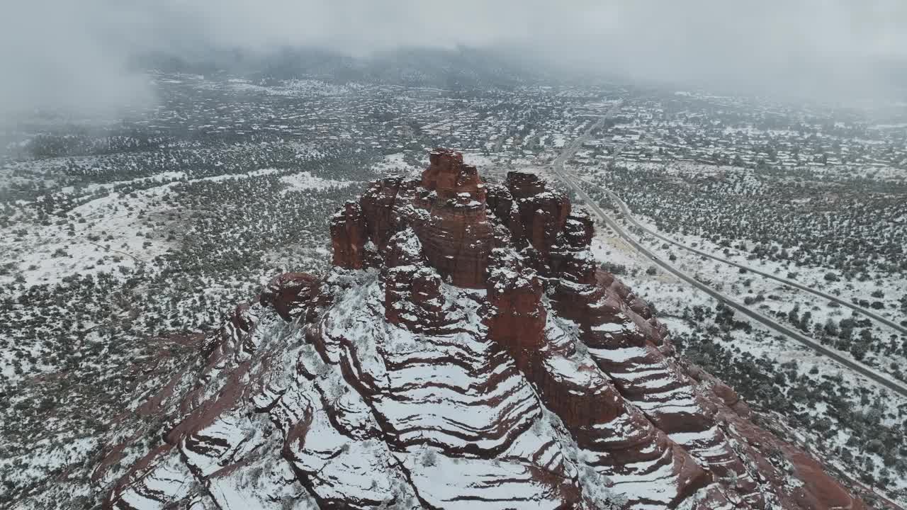 冬天白雪皑皑的钟形岩特写。美国亚利桑那州塞多纳无人机回射视频素材