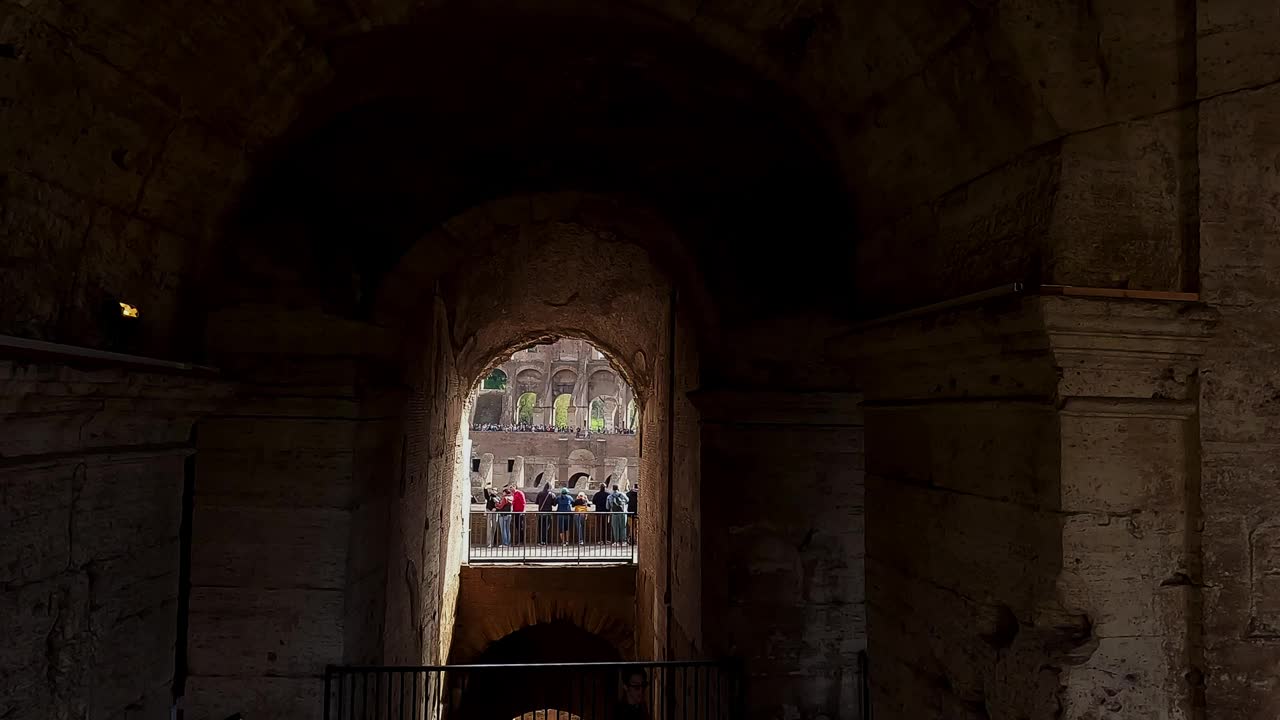 空中低空飞行无人机拍摄的罗马斗兽场和古罗马遗迹的内部细节。意大利视频素材