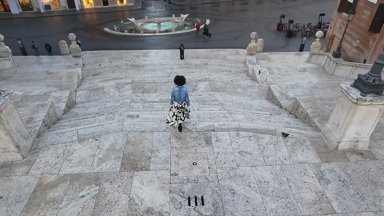 意大利罗马的女游客。快乐优雅的时尚模特在意大利罗马的著名地标西班牙台阶上行走，黎明时分，电影航拍视频素材