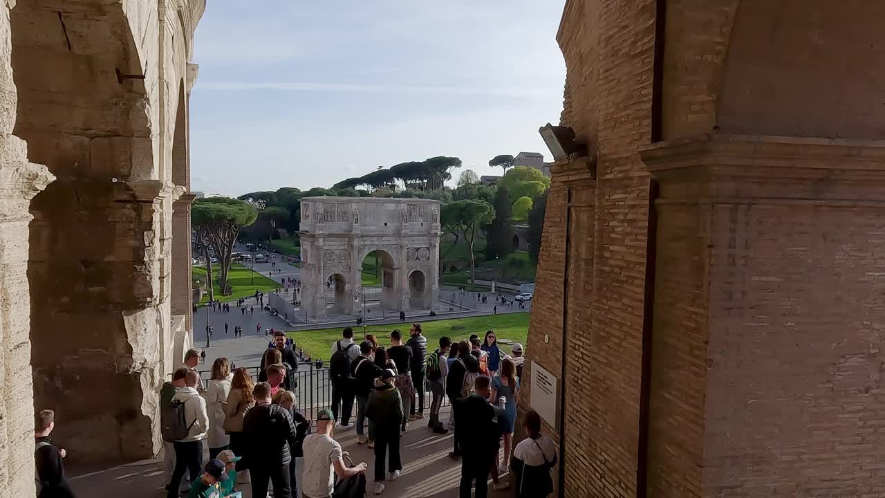 人们从意大利罗马斗兽场的阳台上观赏君士坦丁拱门的航拍慢镜头视频素材