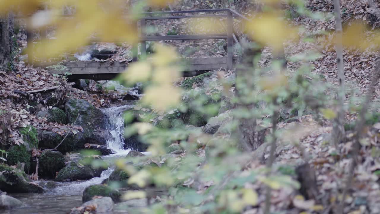 瀑布般的河水缓缓流过山间的岩石，一派宁静的景象视频素材