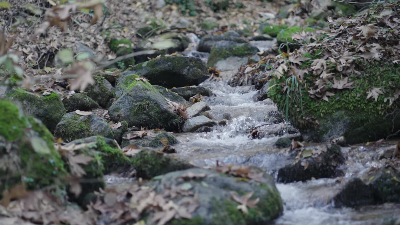 瀑布般的河水缓缓流过山间的岩石，一派宁静的景象视频素材