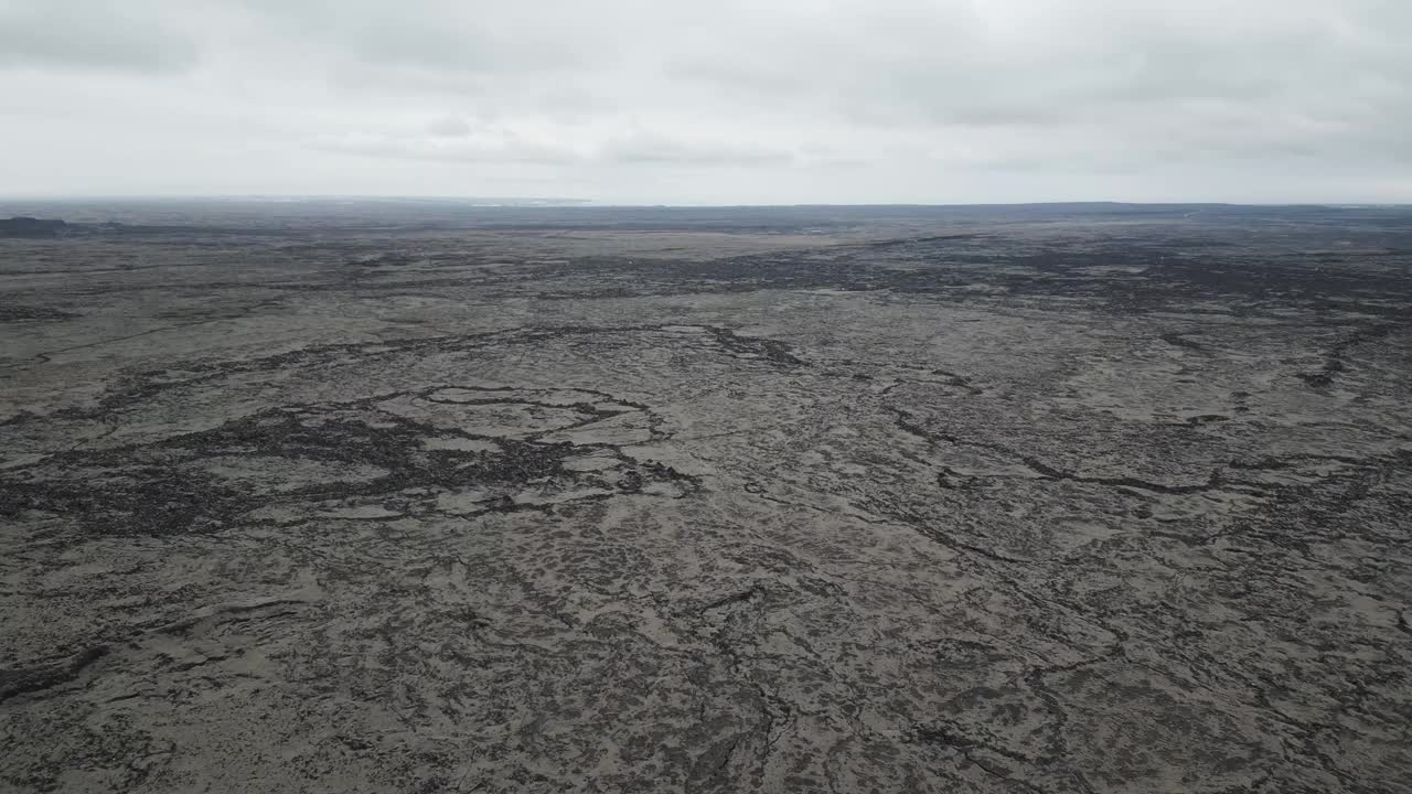 接近高空无人机拍摄的雷克雅那半岛熔岩场在多云的阴天视频素材