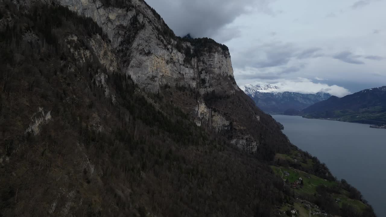 无人机拍摄的白雪覆盖的山脉在前景的悬崖在瓦伦泽，瑞士视频素材