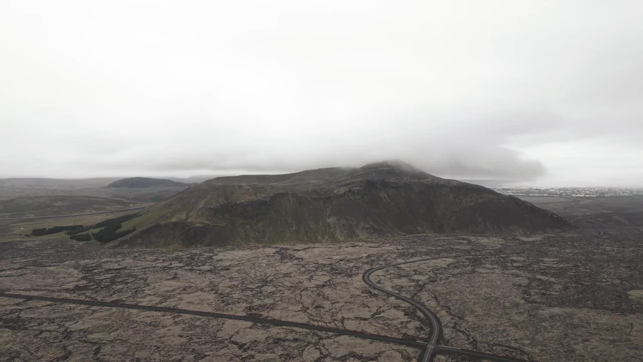 冰岛雷克雅内斯半岛上贫瘠的火山带岩层;无人机。视频素材