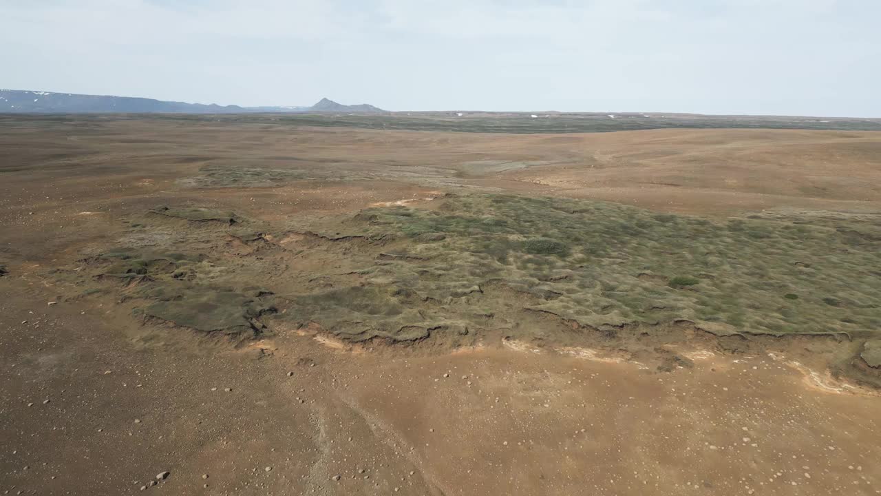 无人机在冰岛南部Detifoss附近的贫瘠火山高原上空飞行视频素材