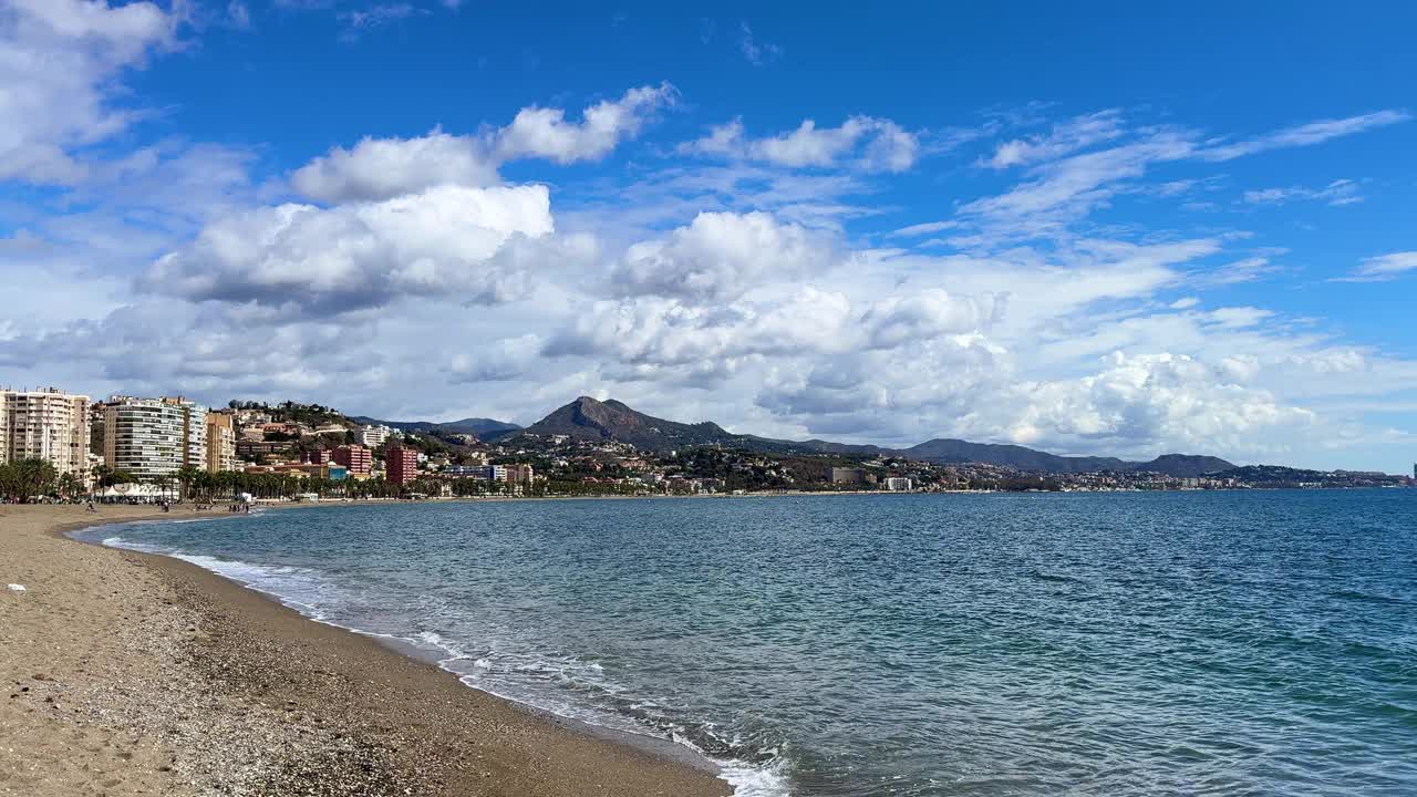 西班牙马拉加太阳海岸马拉格塔海滩平静的地中海海浪视频素材