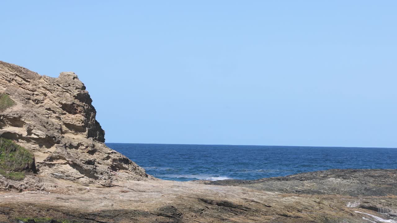 海边悬崖和海浪视频素材