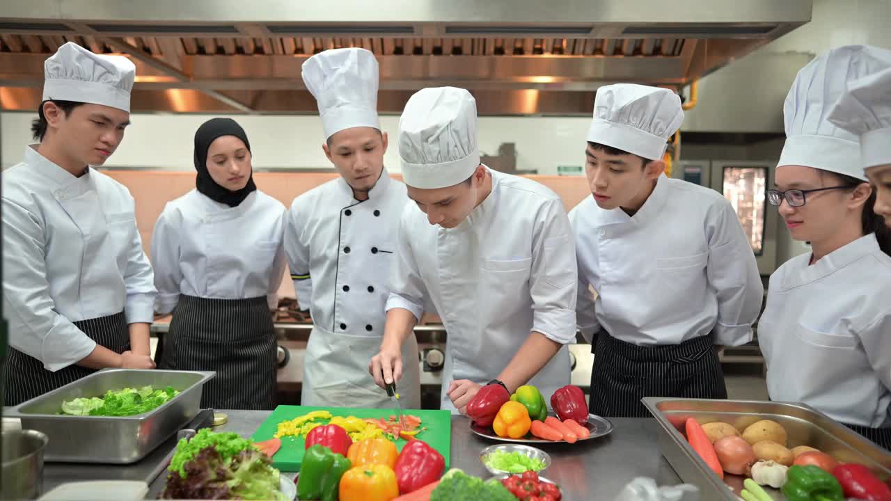 亚洲厨师在烹饪课上教学生。视频下载