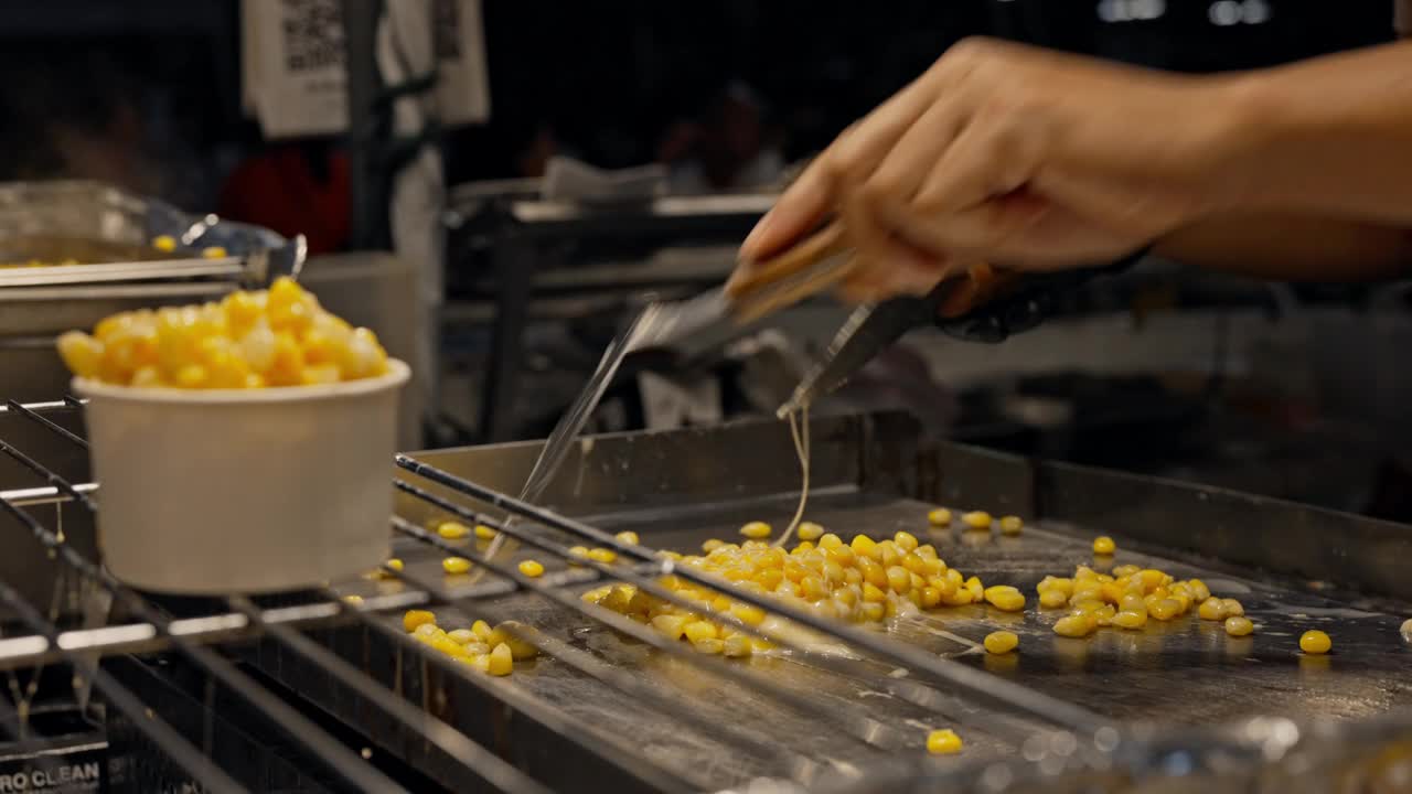 夜宵街市，厨师手做玉米烤黄油甜口味锅。视频下载