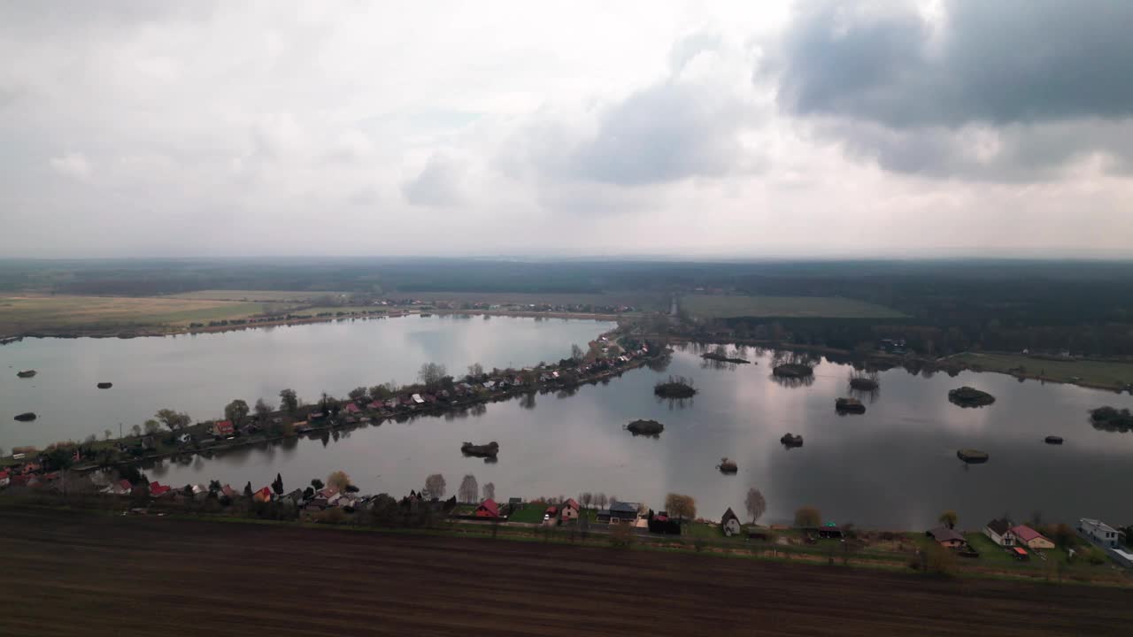阿达莫夫湖与斯洛伐克小岛的鸟瞰图视频素材