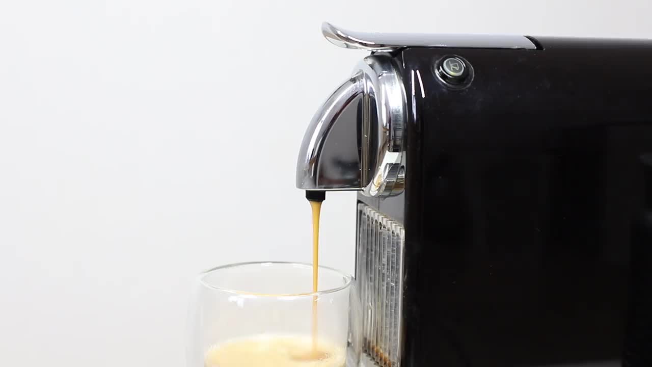 胶囊咖啡机早上在家煮咖啡视频素材