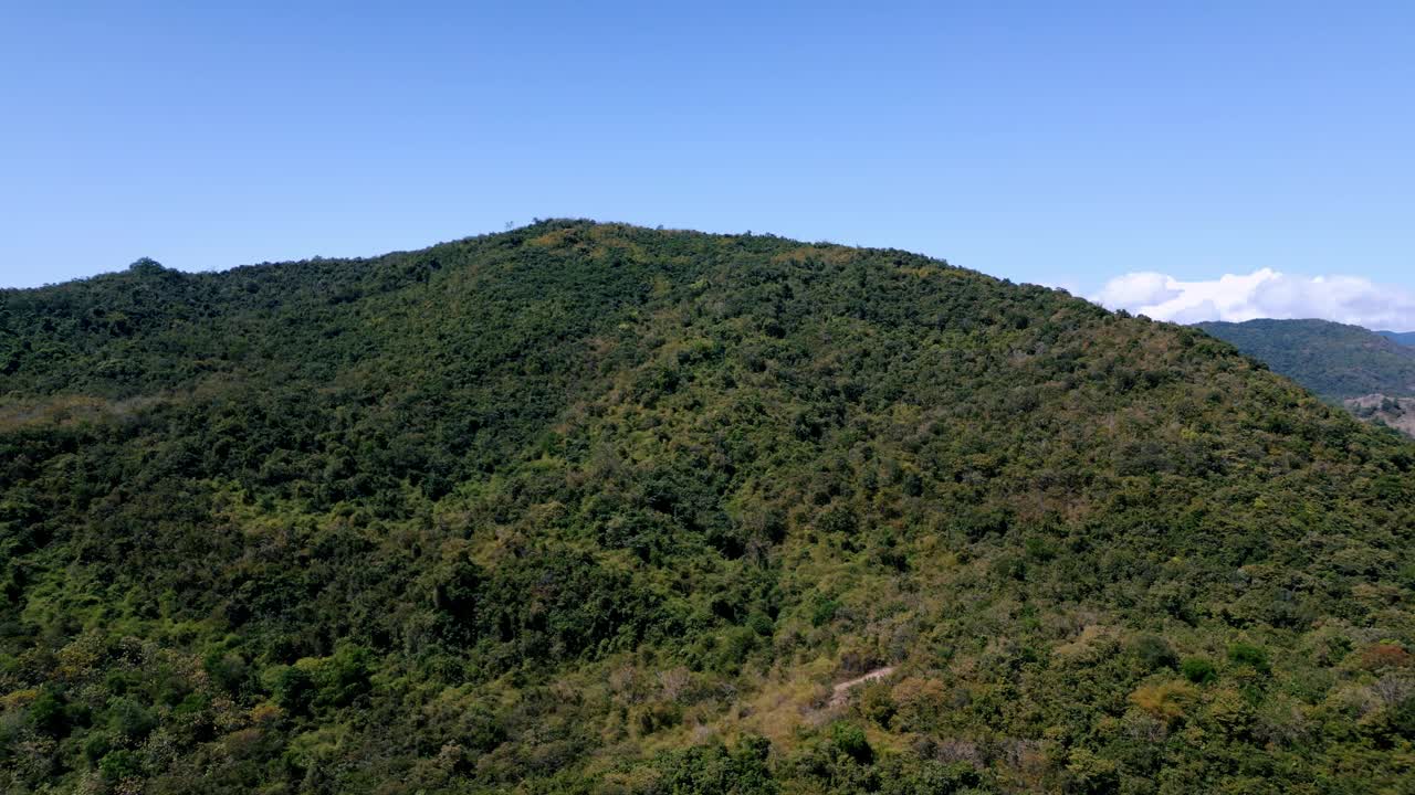 空中无人机在绿色森林树木在美丽的山脉亚洲的土地。印度尼西亚茂密的森林和丛林自然之旅。雄伟的生态和古老亚洲林地的田园环境视频素材