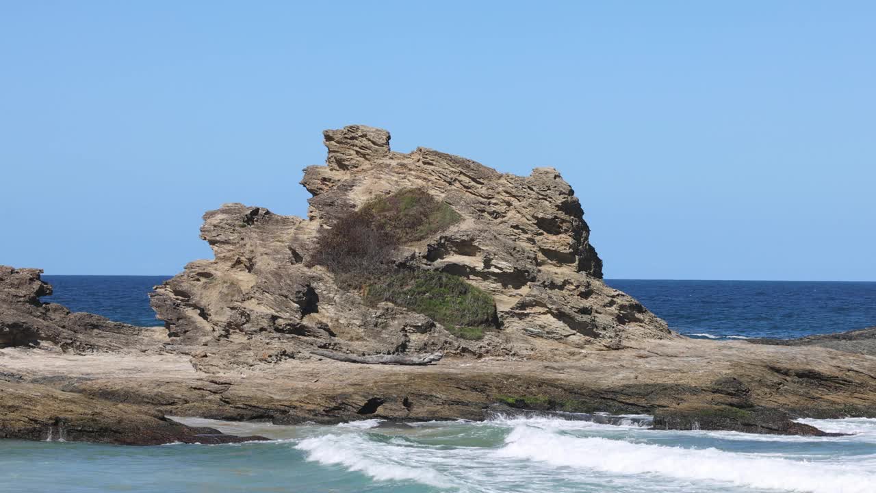 宁静的海洋岩层视频素材