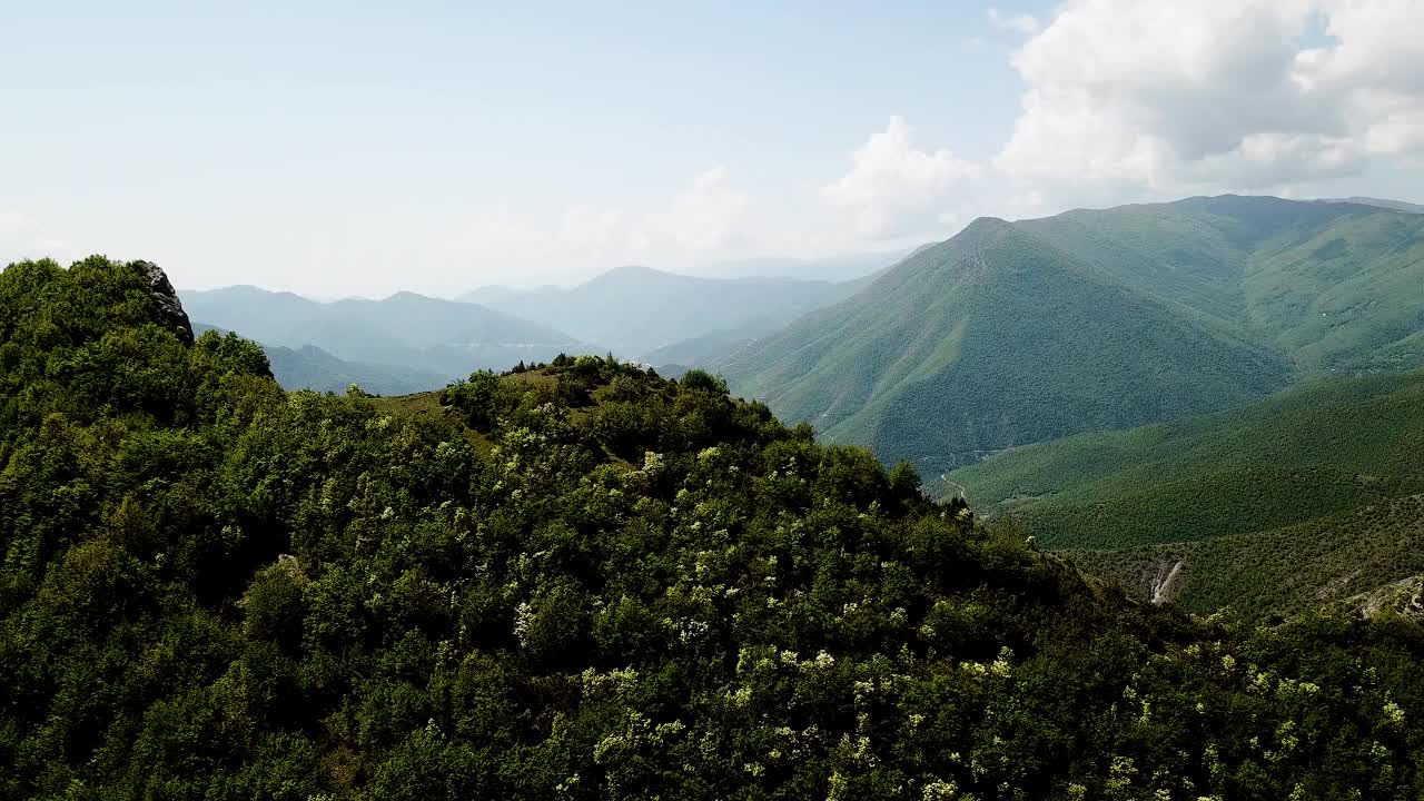 鸟瞰美丽的大自然。山与山河视频下载