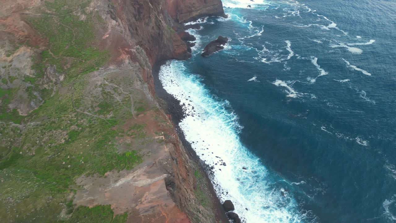 从空中俯瞰大西洋海浪在葡萄牙马德拉岛蓬塔多罗斯托的海岸视频素材